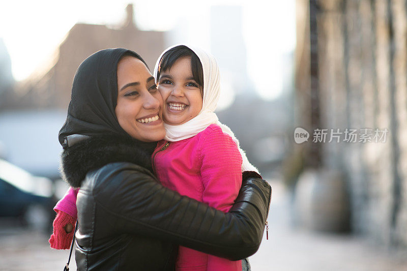 穆斯林母亲和女儿在外面