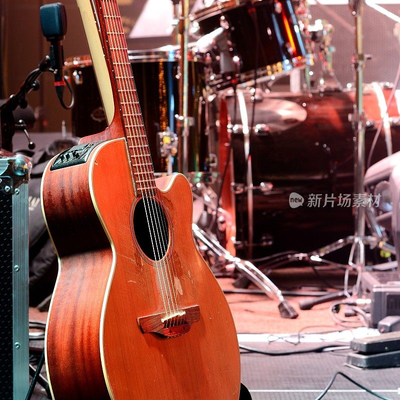 吉他和其他音乐设备在音乐会前的舞台上