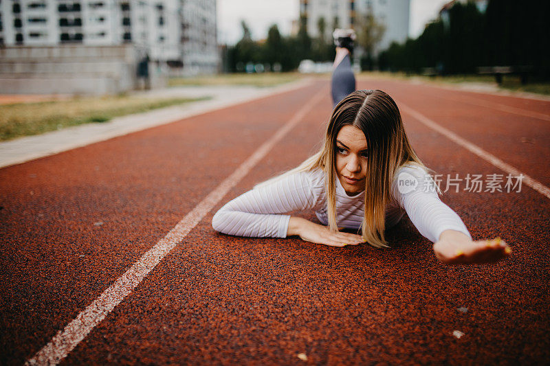 在跑道上的健康女运动员。