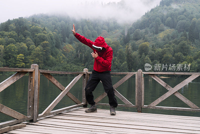 VR红雨衣人