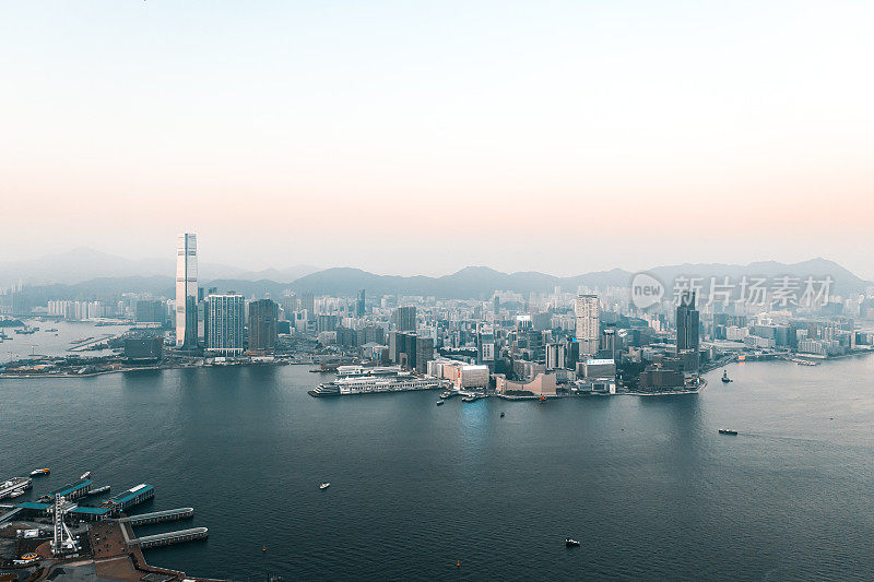 无人机俯瞰香港的城市景观