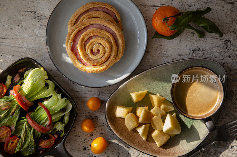 自制早餐:火腿松饼、烤蔬菜、苹果丁和咖啡
