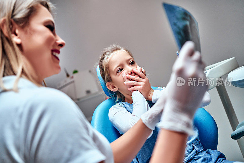 牙医给病人看牙齿的x光片