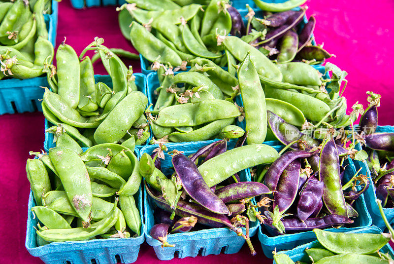 农贸市场的盒装绿豌豆和紫糖豌豆