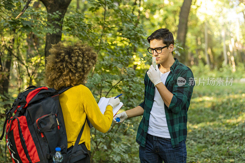 科学家研究森林中的水