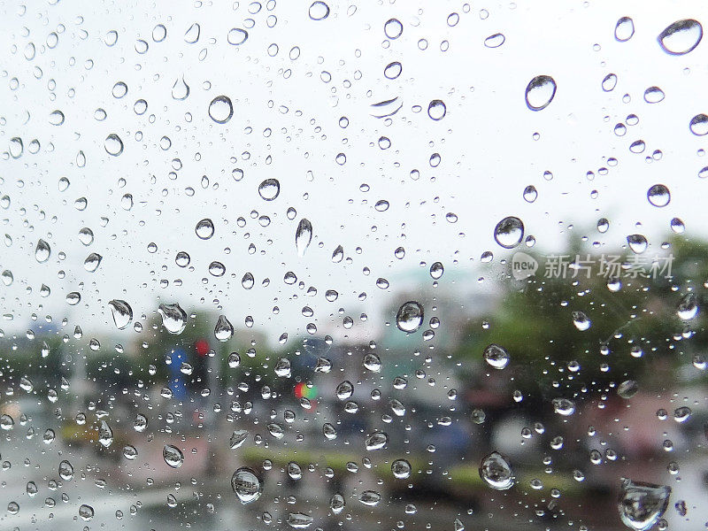 雨滴落在窗户上