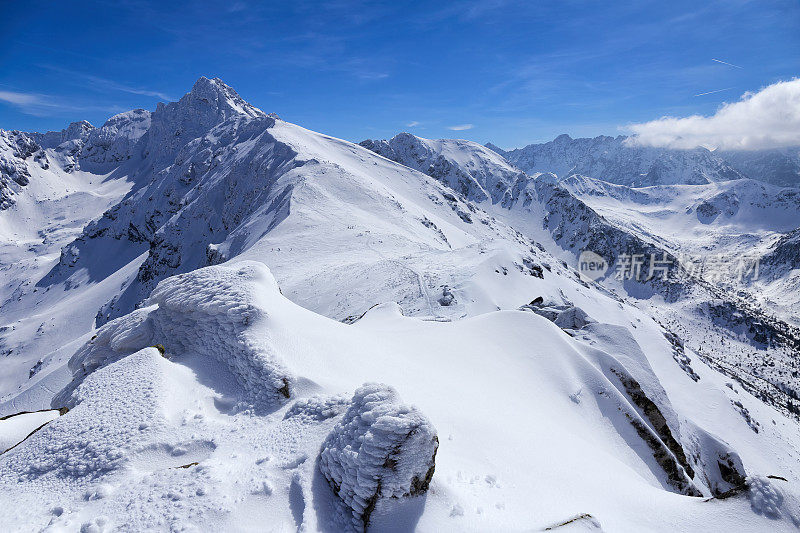 冬天的场景与高塔特拉山与斯威尼卡峰，波兰