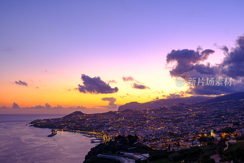 在夏天的夜晚，葡萄牙马德拉岛的首府芬查尔的夜景