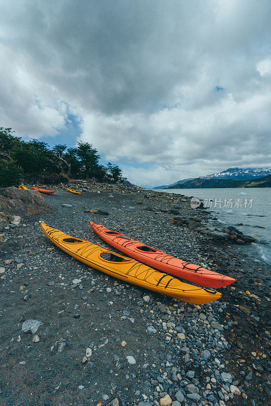 托雷斯·德尔·潘恩冰川附近的灰色湖上的皮划艇