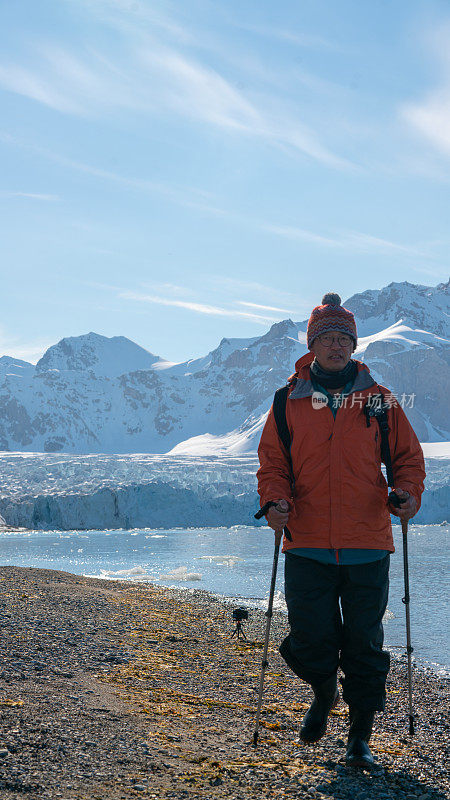 在斯匹次卑尔根山徒步旅行的人在伊斯峡湾斯匹次卑尔根山的景色