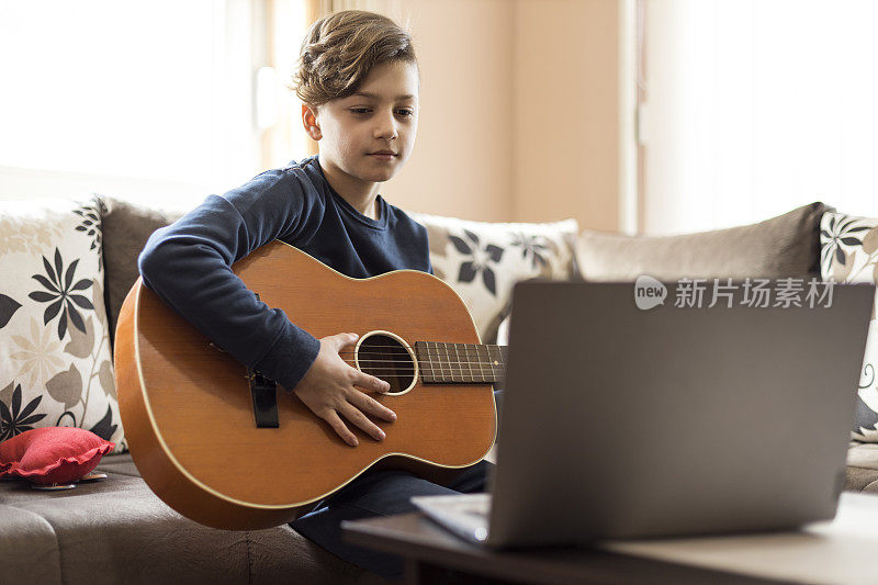 男孩正在上在线吉他课