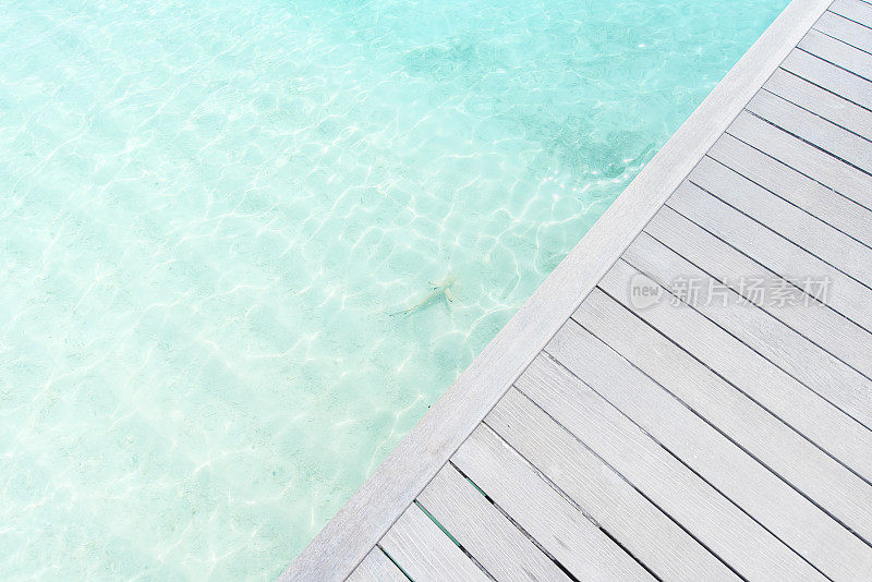 木栈桥与绿松石海水复制空间场景