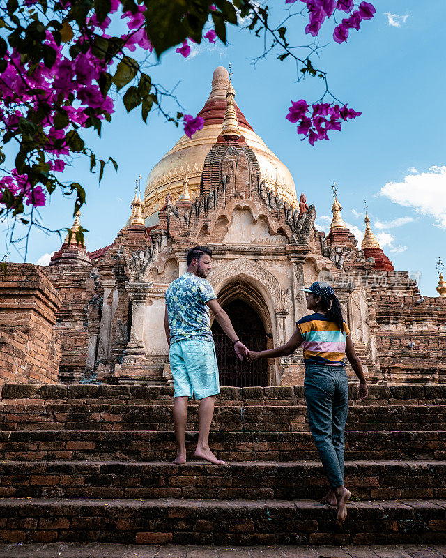 缅甸，夫妇日出蒲甘，男人女人日落蒲甘。古城蒲甘缅甸，异教缅甸亚洲古老的废墟宝塔和寺庙