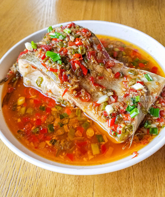 中国菜——红辣椒蒸鱼