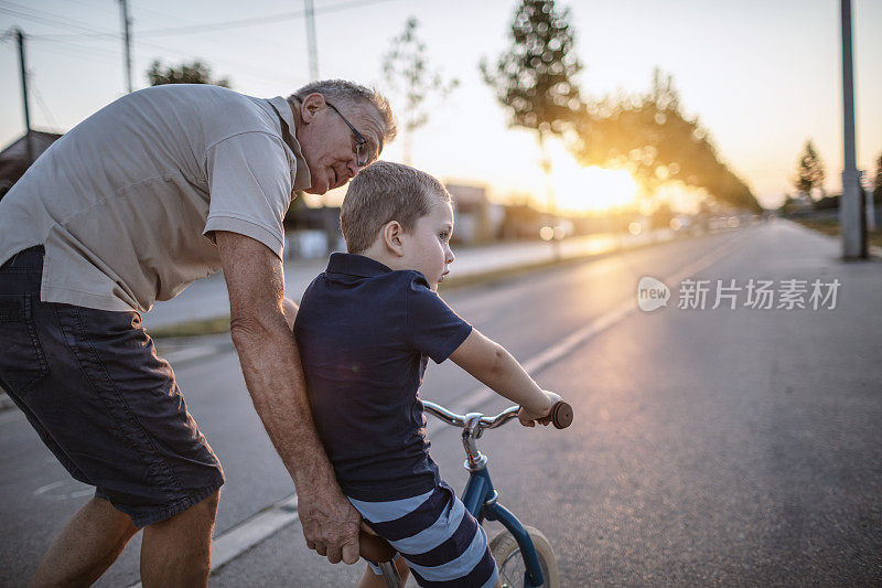 爷爷教孙子骑自行车