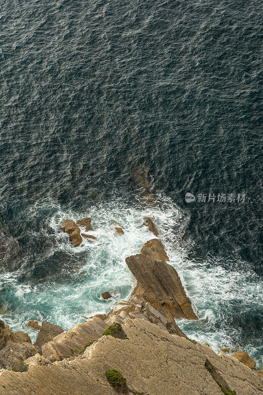 海浪冲击着海岸线