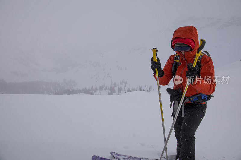 女野外滑雪者准备跨越高山