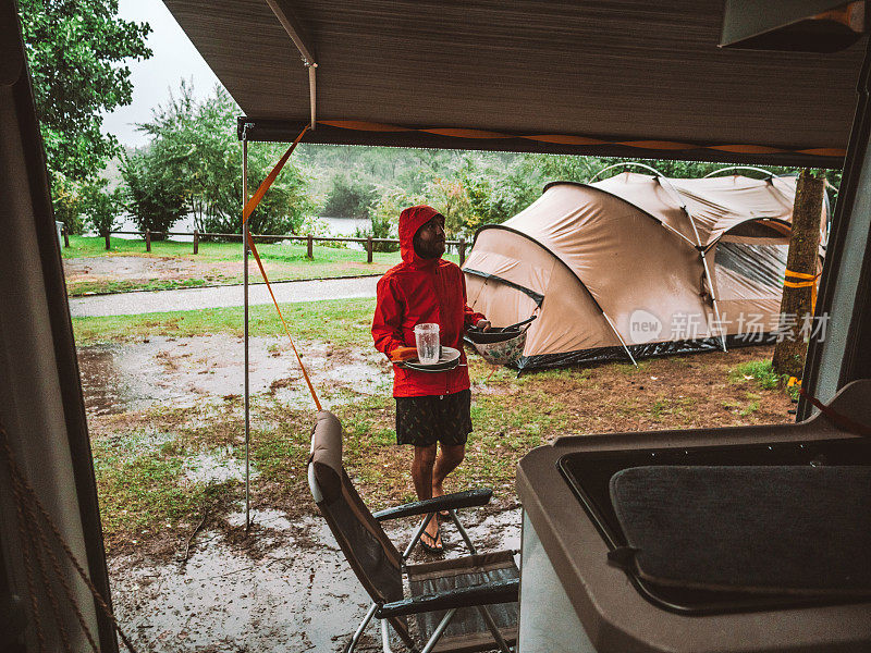 一名男子在露营和洗碗时遇上了暴风雨