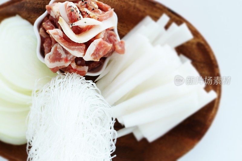 中式食材，面条，蔬菜和猪肉