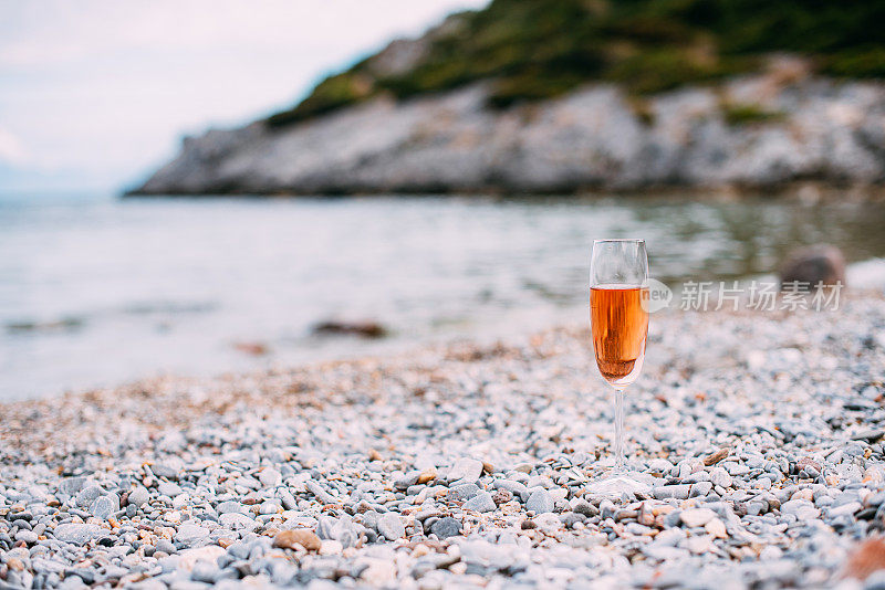 在海滩上喝一杯玫瑰葡萄酒