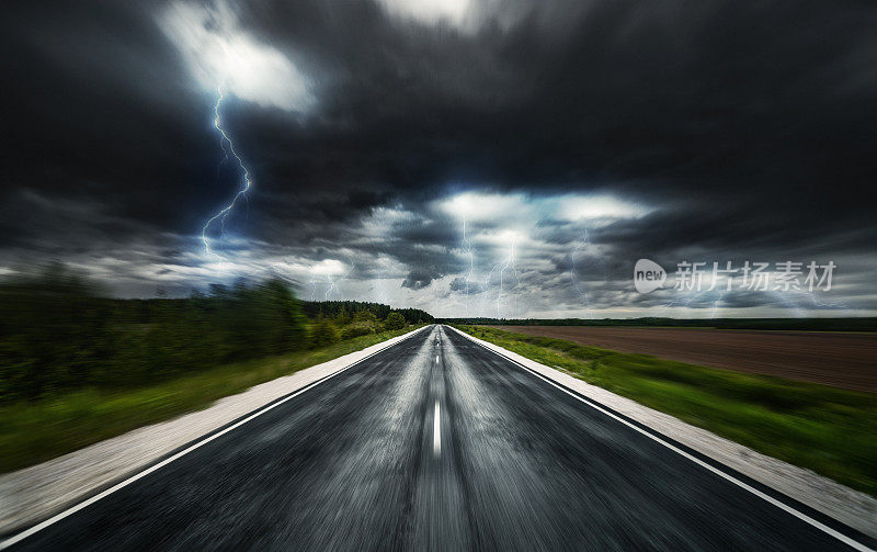 雷雨和柏油路