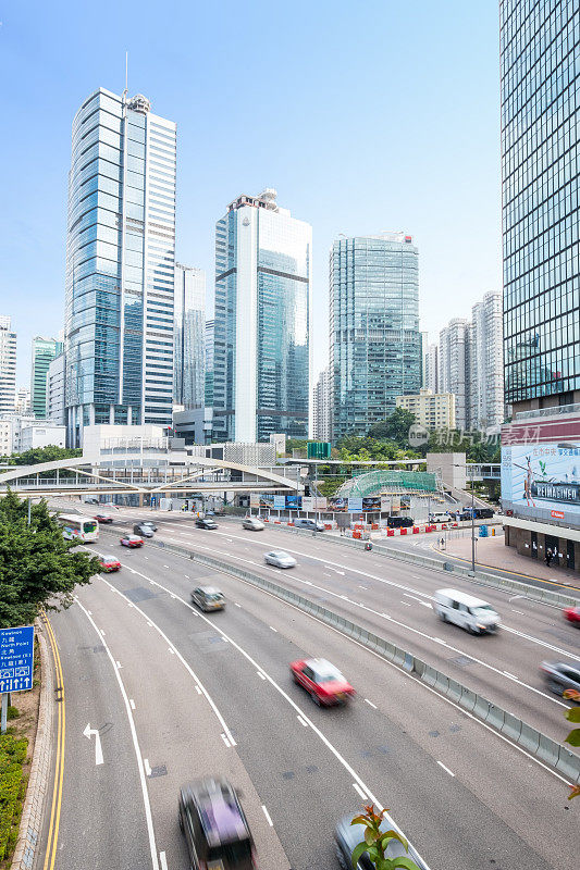香港中环商务区内城高速公路上的汽车、巴士及的士交通繁忙