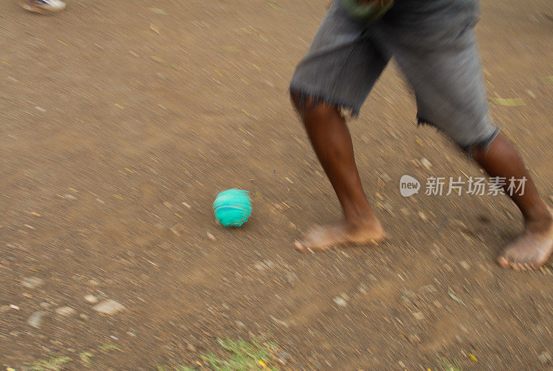 快速足球运动的脚在一个领域