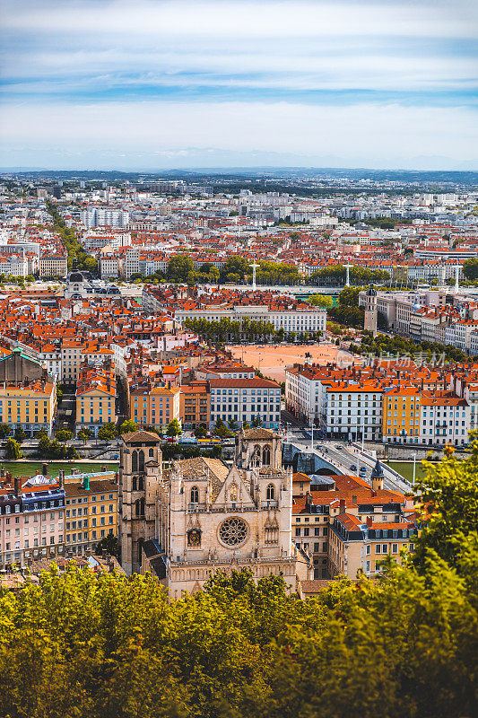 鸟瞰图里昂法国城市景观与圣让大教堂纪念碑沿Saone河岸和红色屋顶从贝勒库尔广场