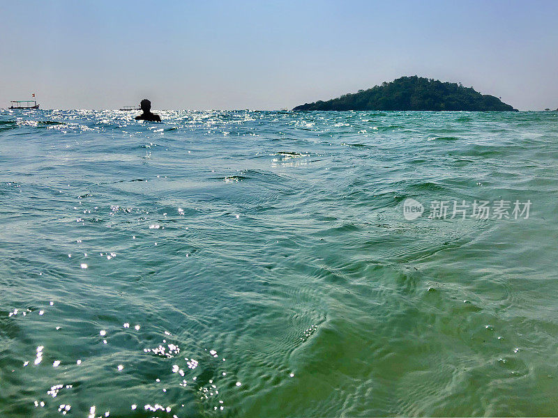 印度人在海滩度假，在印度洋游泳和溅水，表面水平闪闪发光，波涛汹涌的水面波，帕洛伦海滩，印度果阿