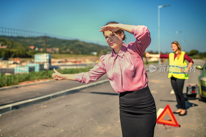 搭车去加油站的女人