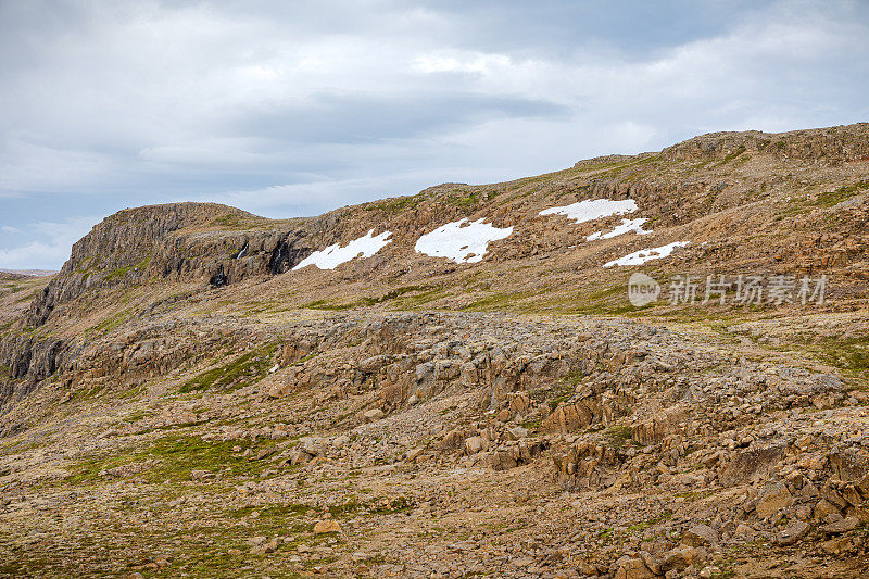 在贫瘠的山地景观中有雪点