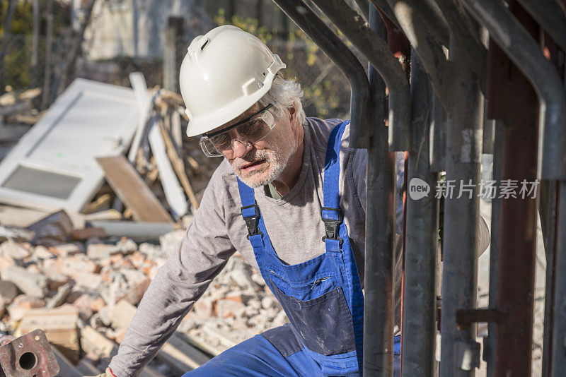 成年男子在家建筑工地上工作