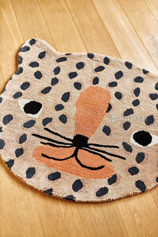木地板上的豹脸图案地毯