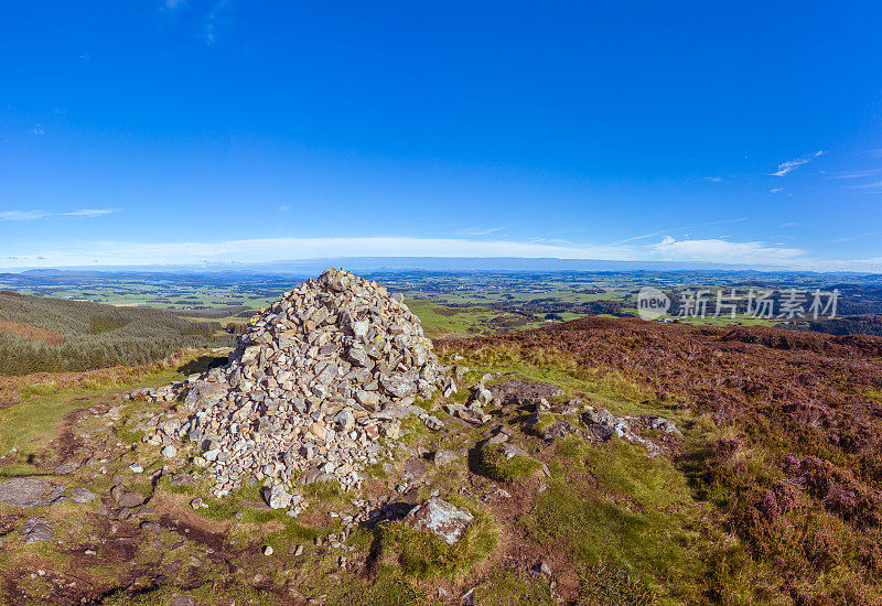 在邓弗里斯和加洛韦的山顶上的一个cairn的全景高角度视图
