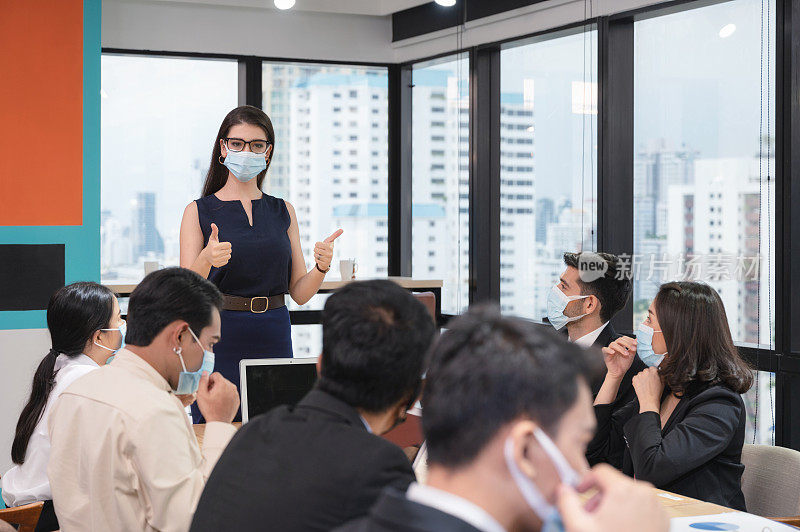 一位白人高管女士对公司关于开会时戴口罩的政策表示赞同