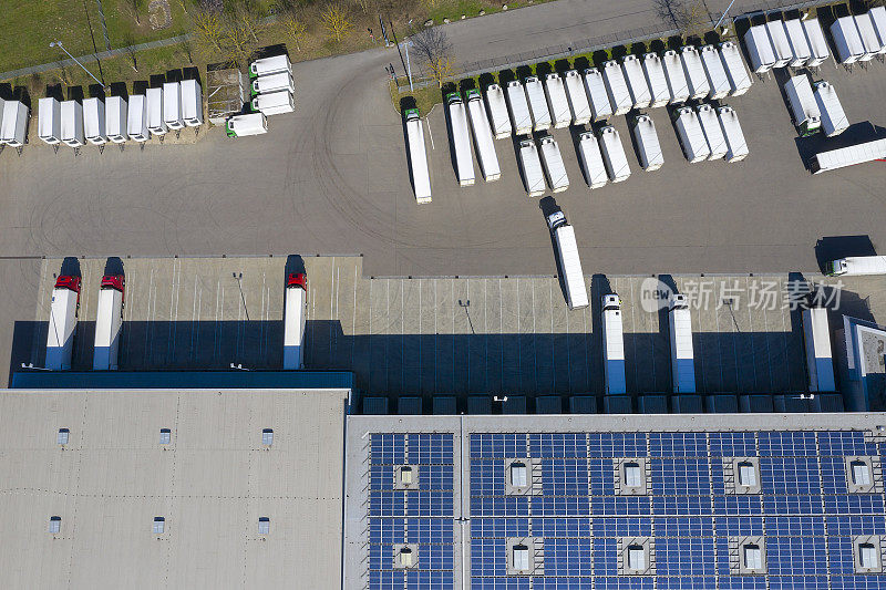 装有可再生能源工厂的货柜及配货仓库鸟瞰图