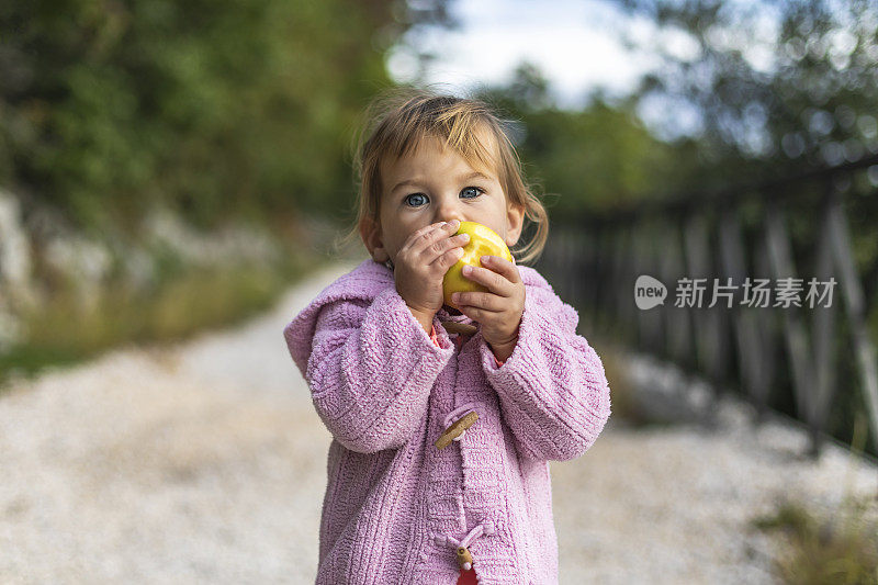 小女孩在大自然中享受健康的零食