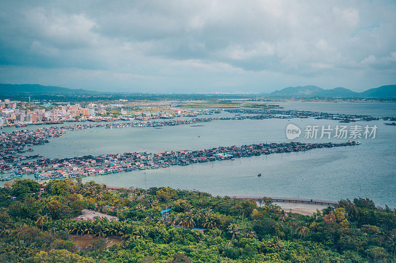 2019年11月13日，中国海南陵水。漂浮的当地渔村房屋船与渔场鸟瞰图。灵水县新村港旅游景点。
