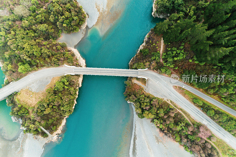 新西兰南岛拉卡峡谷桥的鸟瞰图。