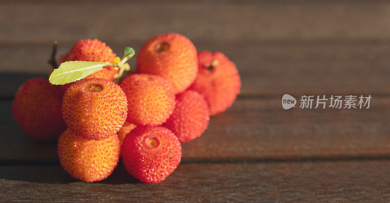 杨梅浆果或野草莓果实。