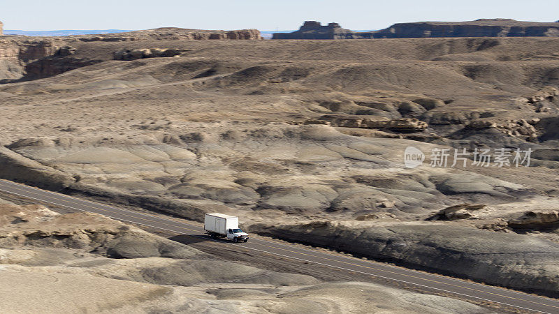 无人机拍摄的箱式卡车公路穿越犹他州沙漠景观