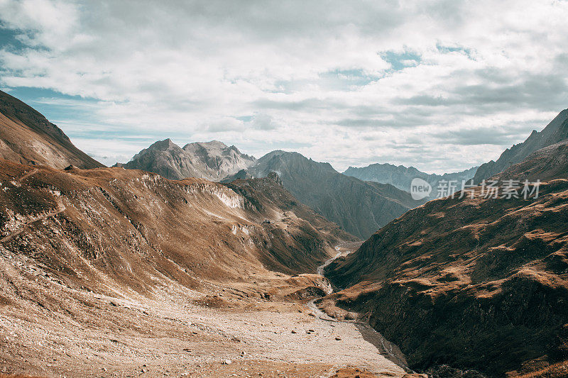 山:一个巨大的高山峡谷