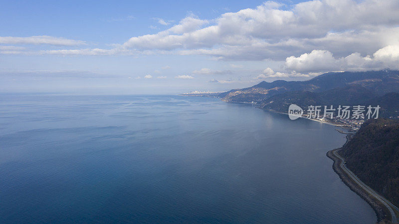 土耳其阿尔特文霍帕海岸线的鸟瞰图。