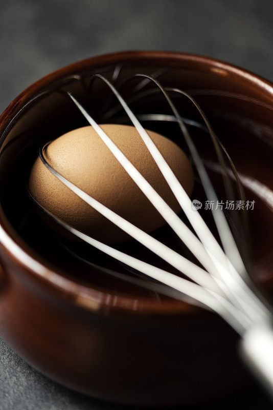 用打蛋器把鸡蛋打成棕色