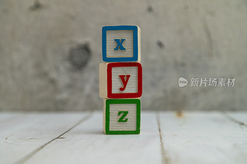 XYZ字母字母在木方块上