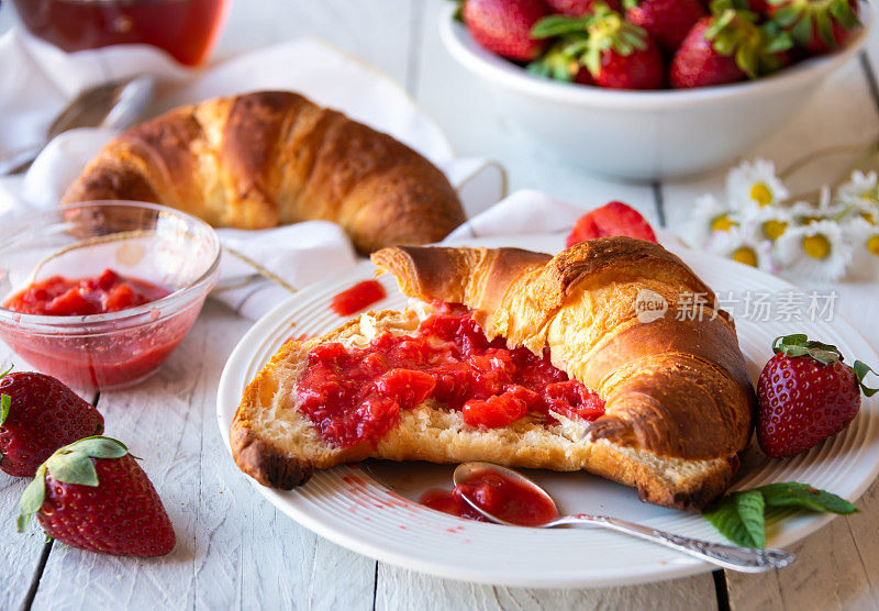 牛角面包配草莓酱和新鲜水果，美味健康的早餐