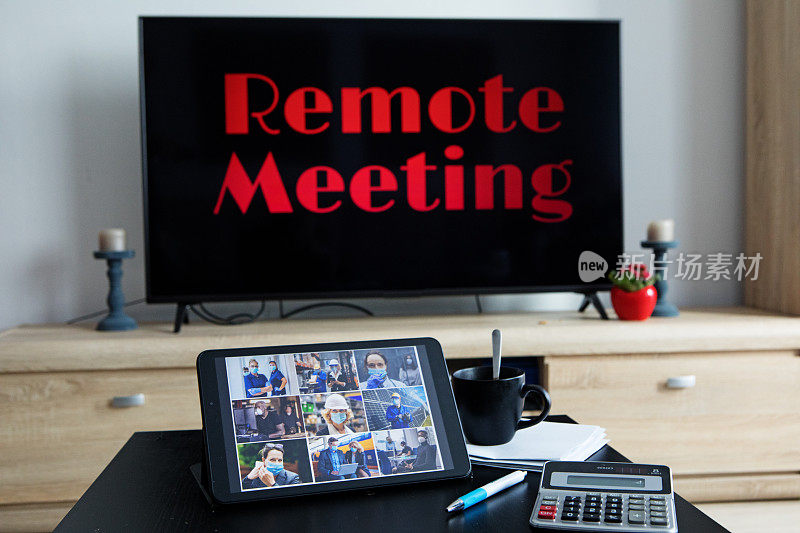 多屏幕家庭办公设置为网络研讨会和电话会议