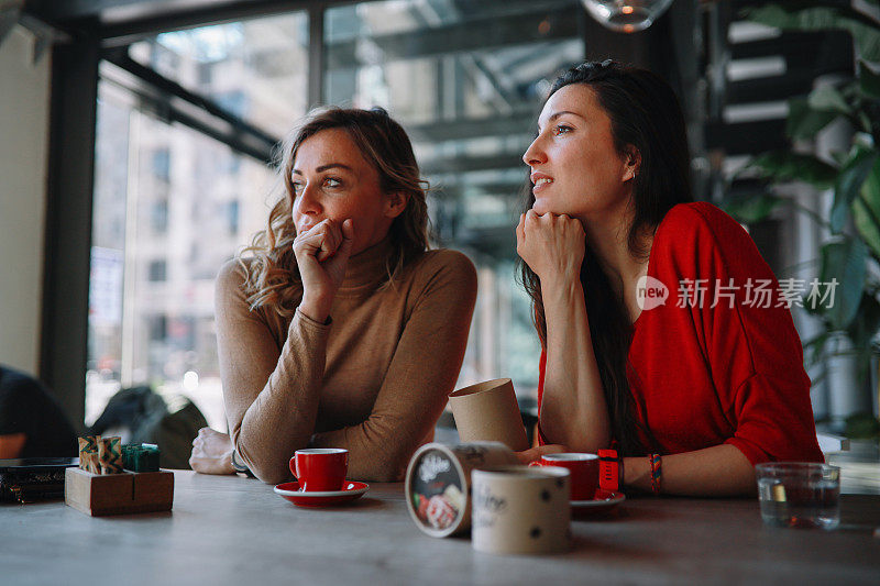 女性朋友们在咖啡馆里闲聊