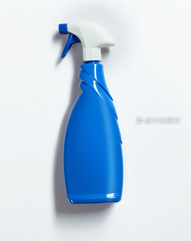 蓝色塑料瓶和喷雾器，白色背景和阴影