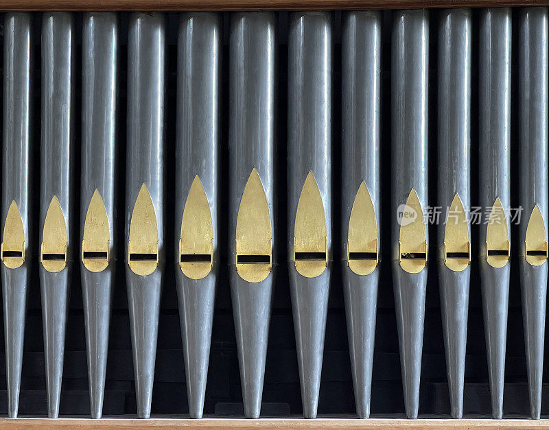 一排锃亮的管风琴